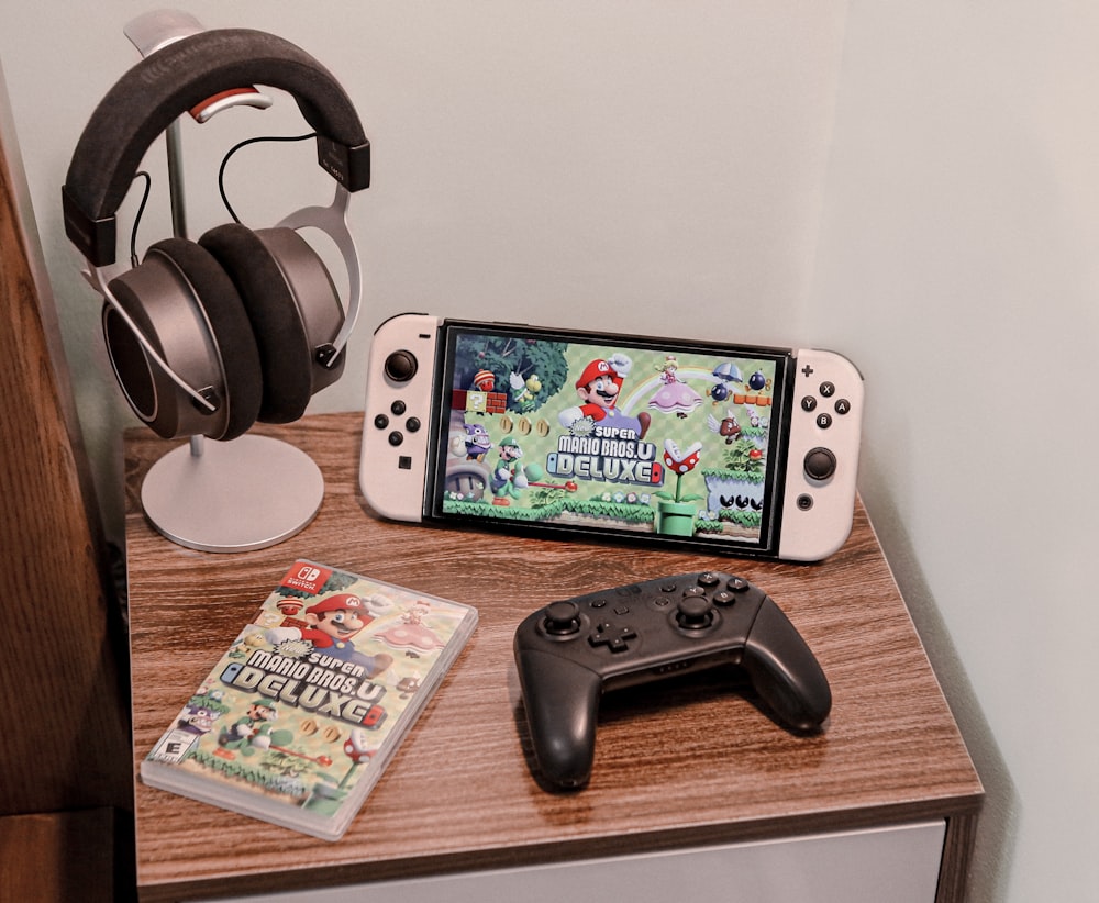 Ein Nintendo Wii-Spielsystem auf einem Holztisch