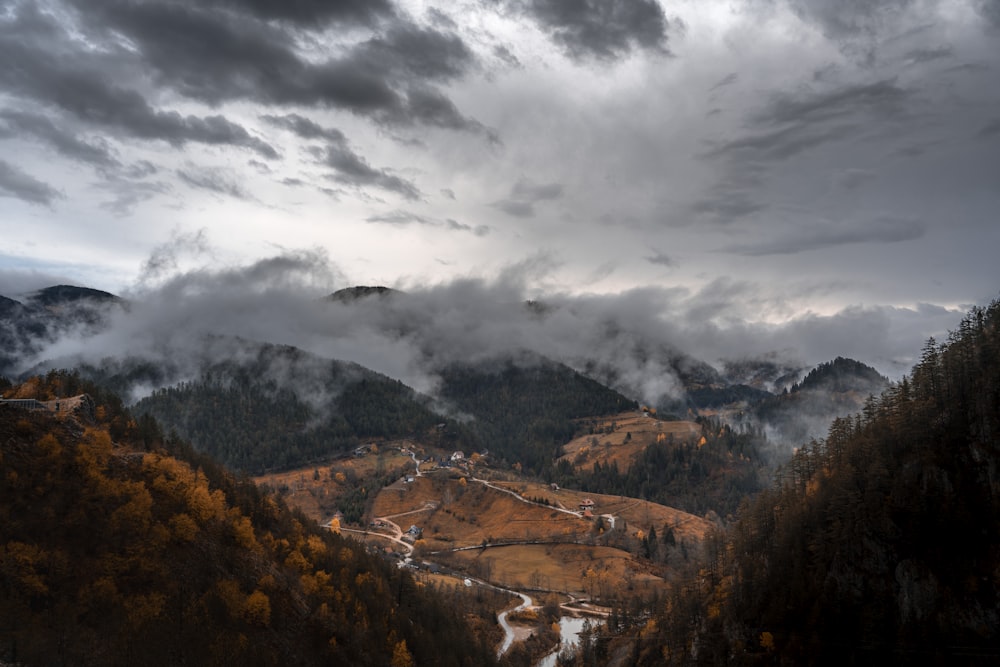 uma vista de um vale com uma montanha no fundo