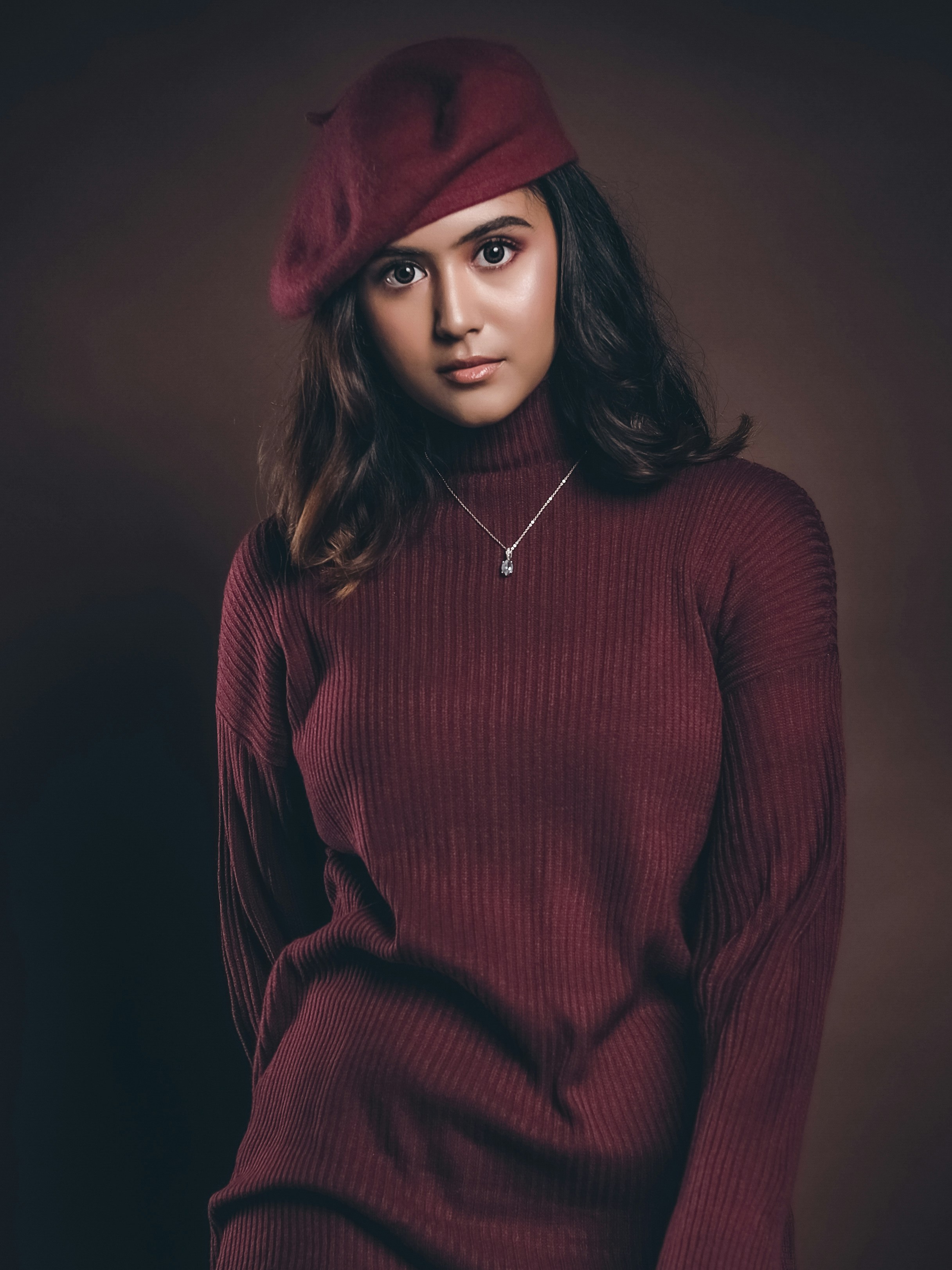 une femme portant un chandail rouge et un chapeau rouge