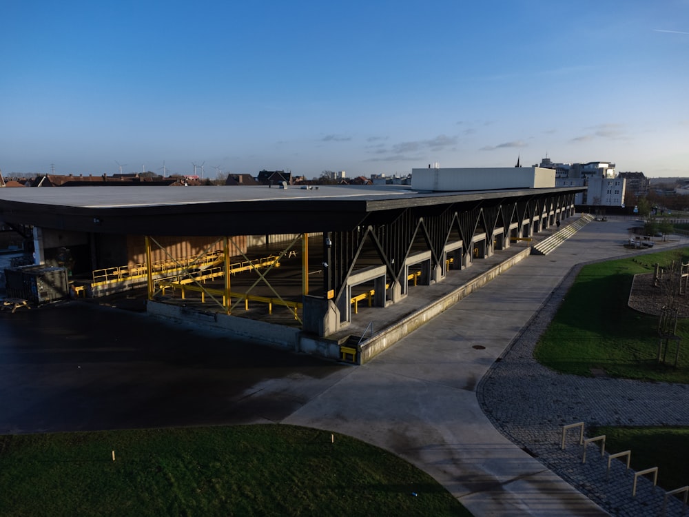 Un grand bâtiment avec beaucoup de fenêtres sur le côté