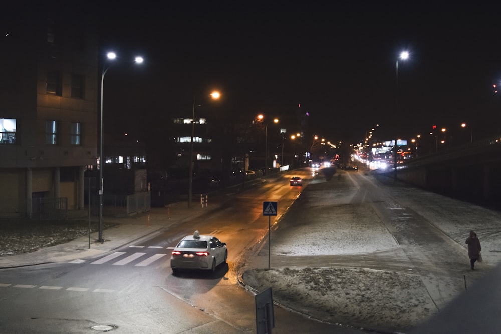 ein Auto, das nachts eine Straße entlang fährt
