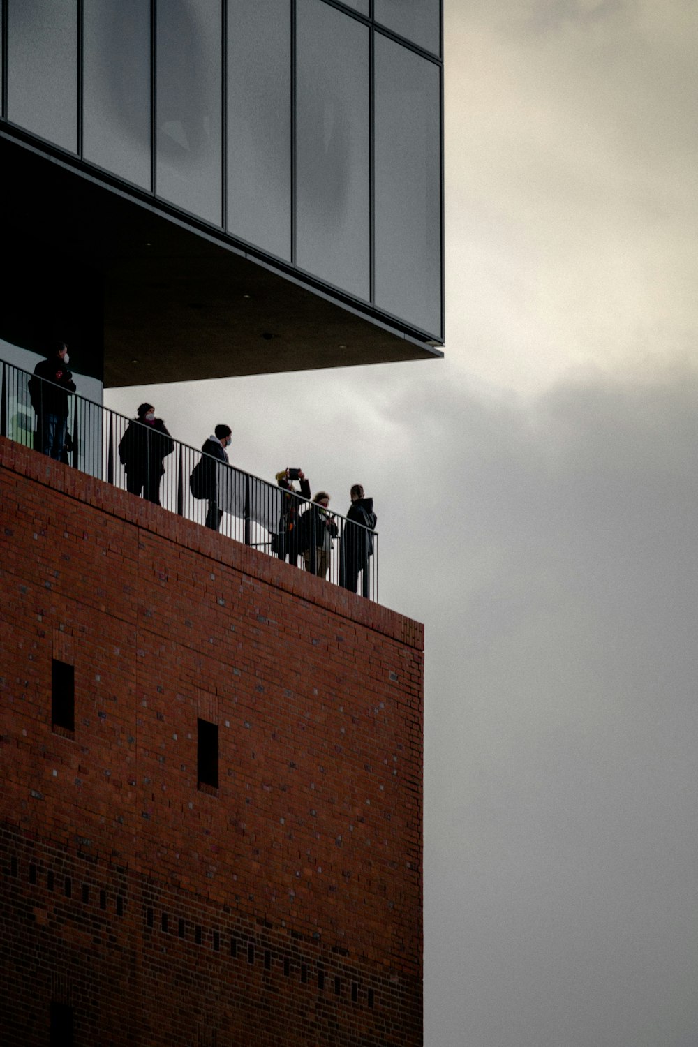 Eine Gruppe von Polizisten steht auf einem Gebäude