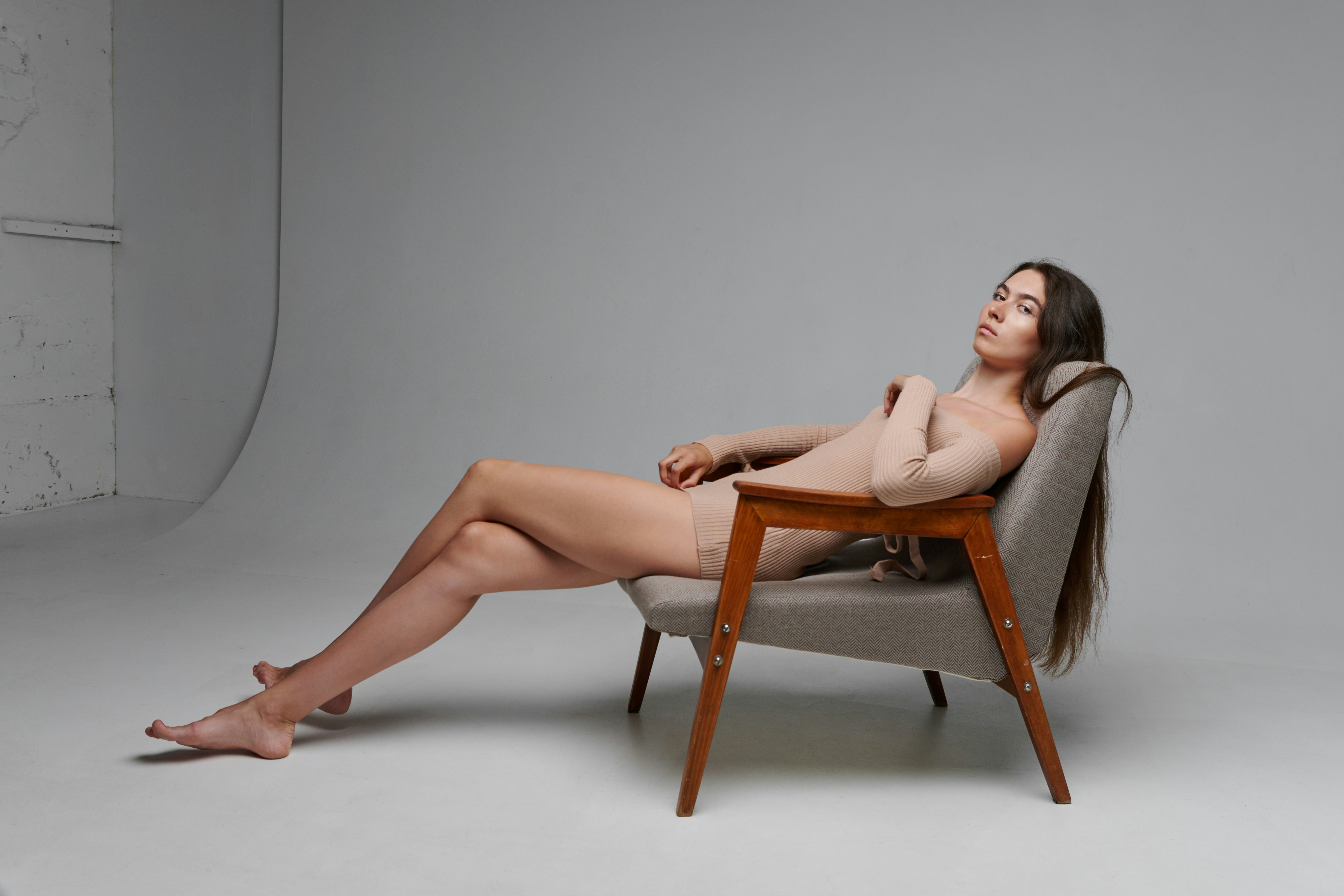 great photo recipe,how to photograph diana.; a woman sitting in a chair with her legs crossed