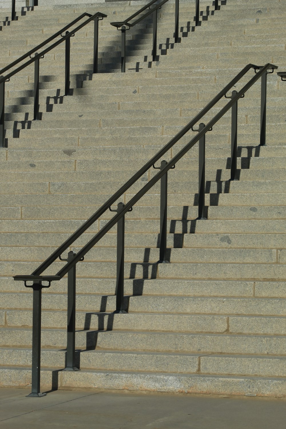 Ein Mann fährt mit einem Skateboard eine Treppe hinunter