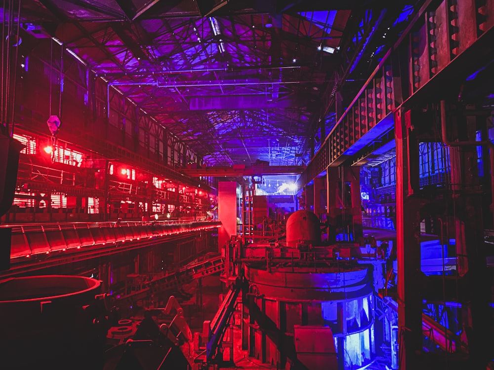 una grande sala con luci rosse e blu