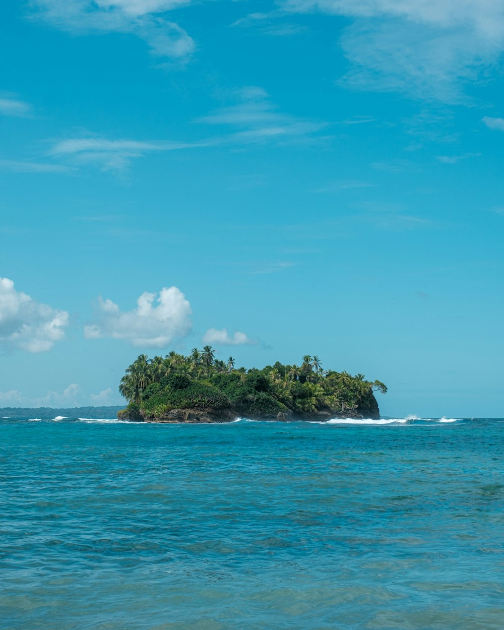 Una pequeña isla en medio del océano