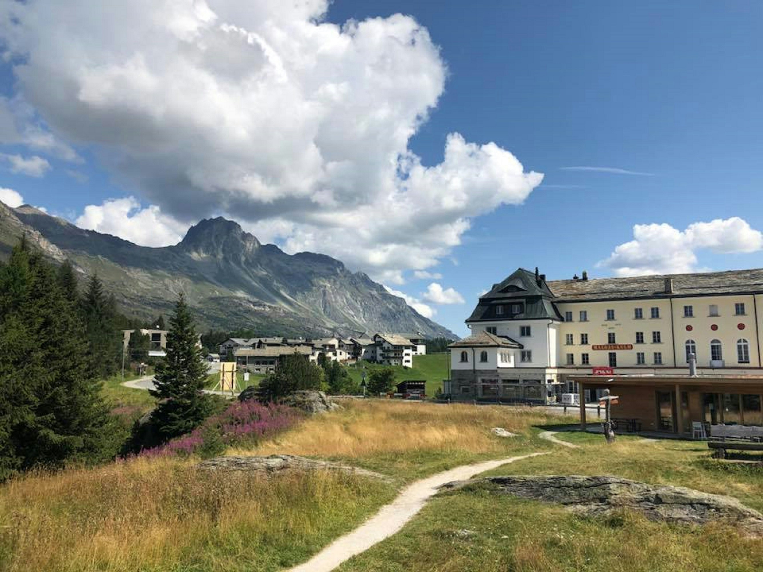 Una vista panoramica di una città con le montagne sullo sfondo