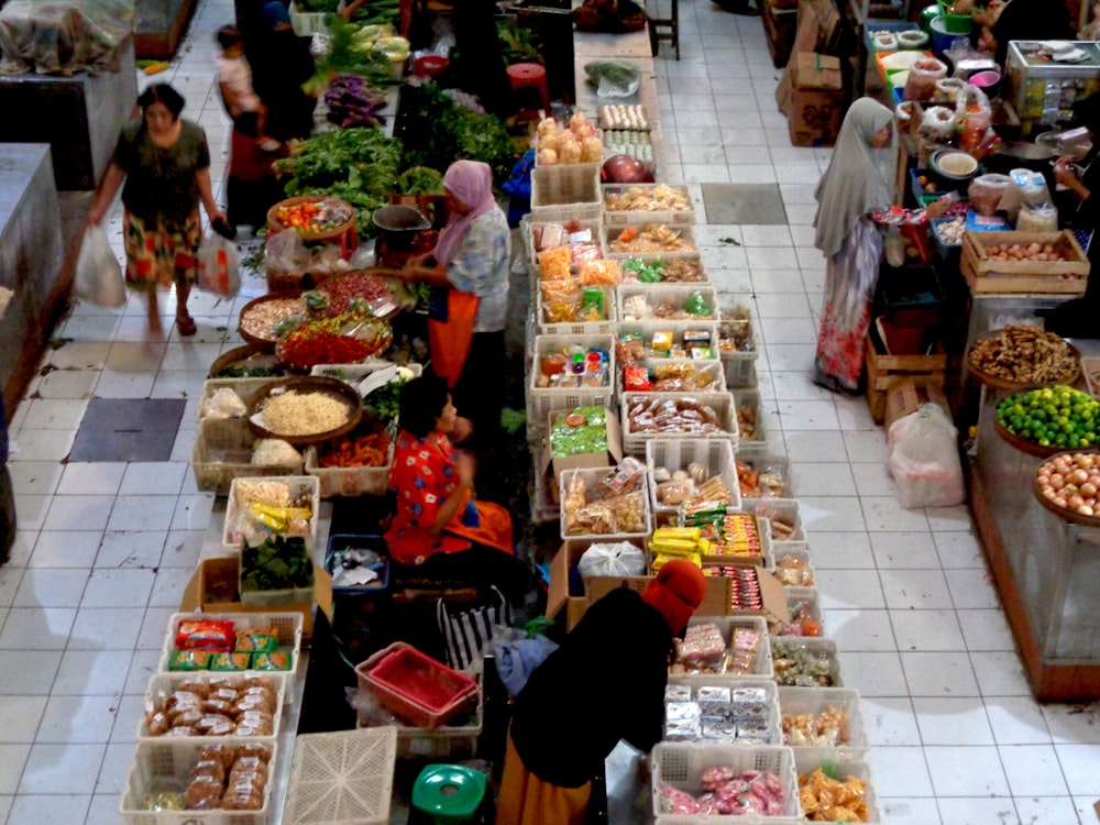 Un grupo de personas comprando en un mercado