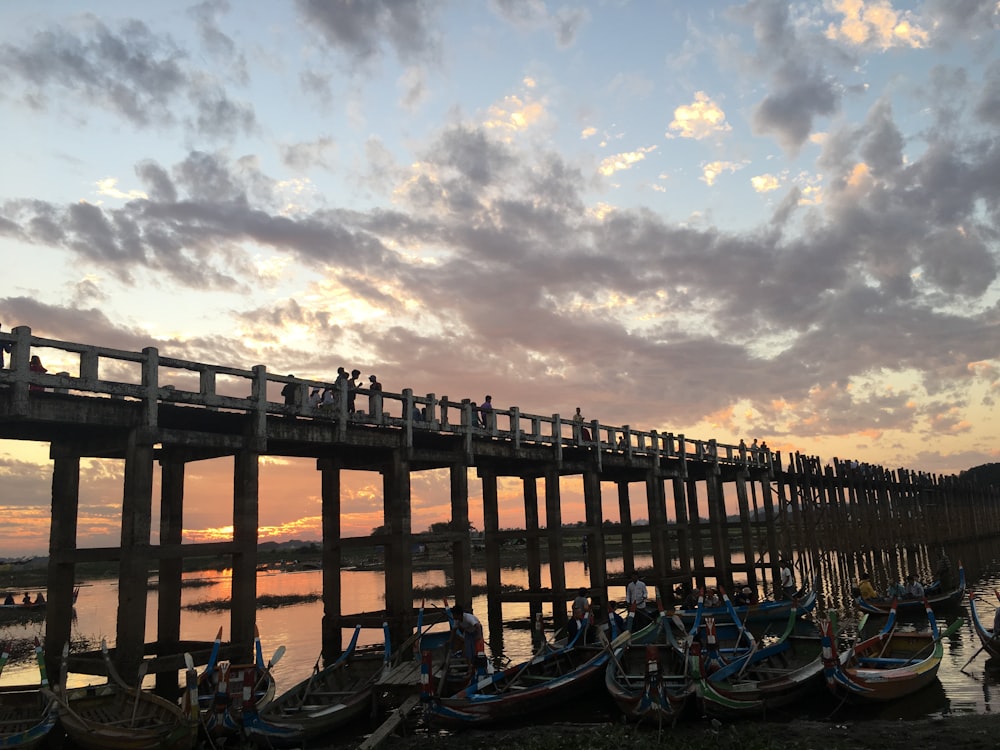 a group of boats sitting on top of a pier