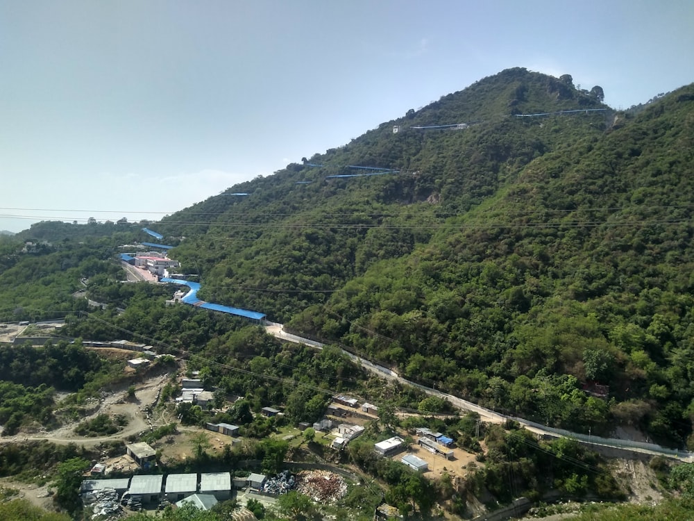une vue panoramique d’une montagne avec une route sinueuse