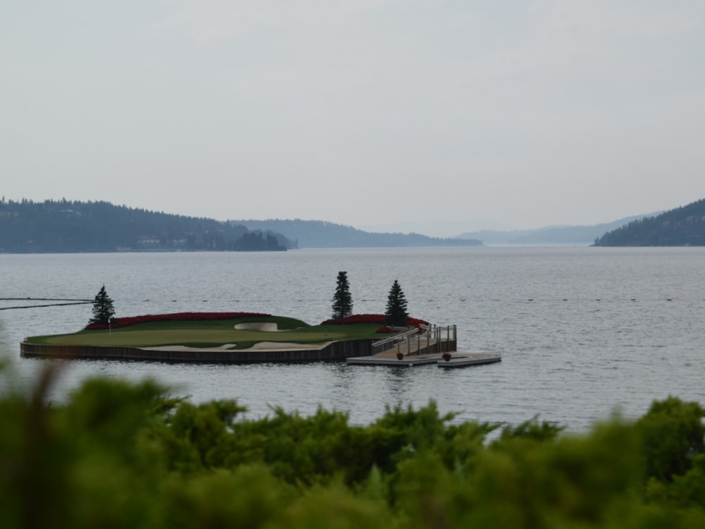 un quai de bateau sur un lac avec une maison dessus