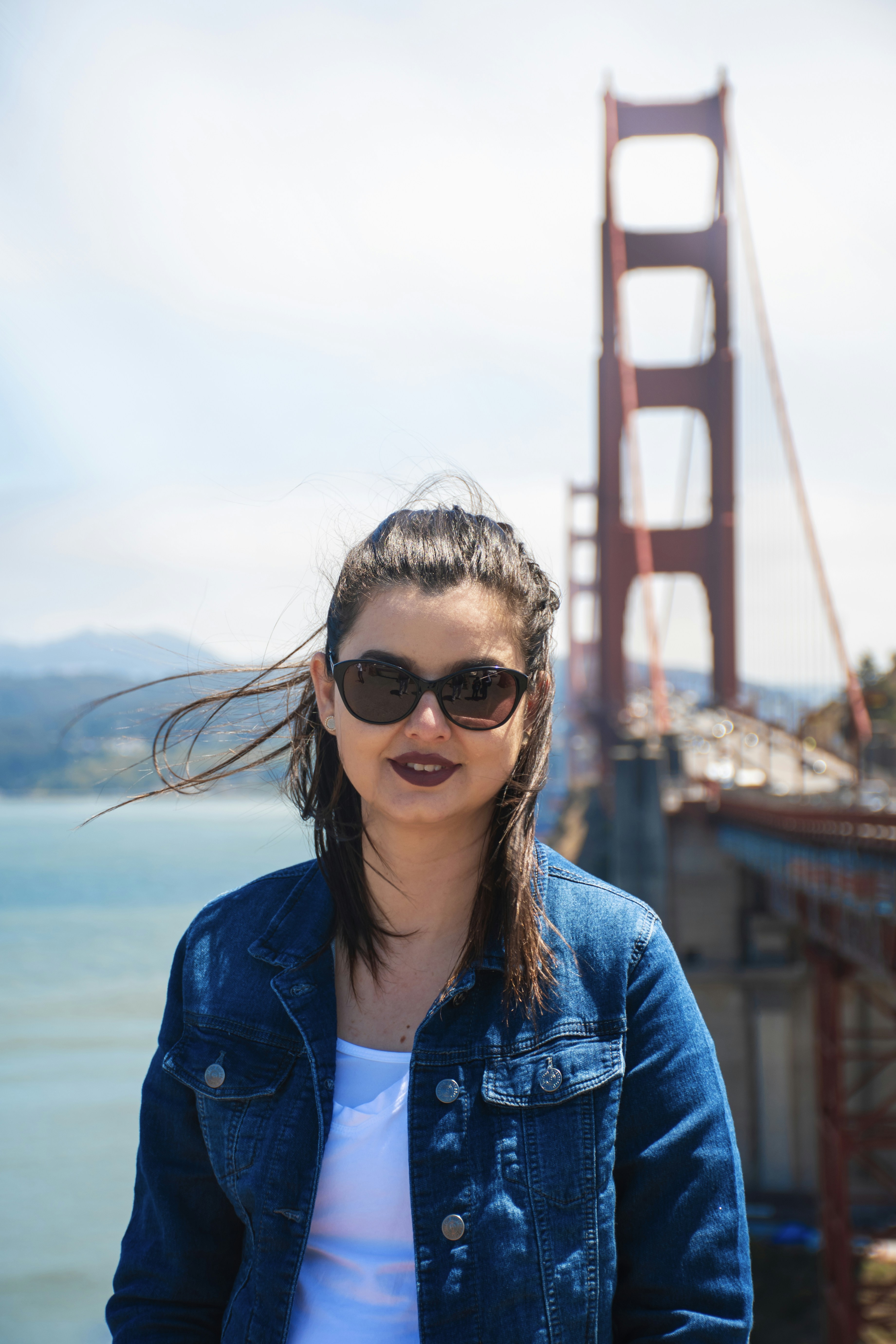 Foto zum Thema Eine Frau vor der Golden Gate Bridge Kostenloses Bild