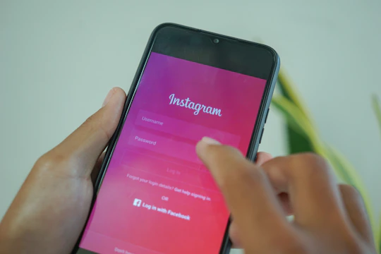 Uma pessoa segurando um celular com o aplicativo o Instagram aberto na tela.