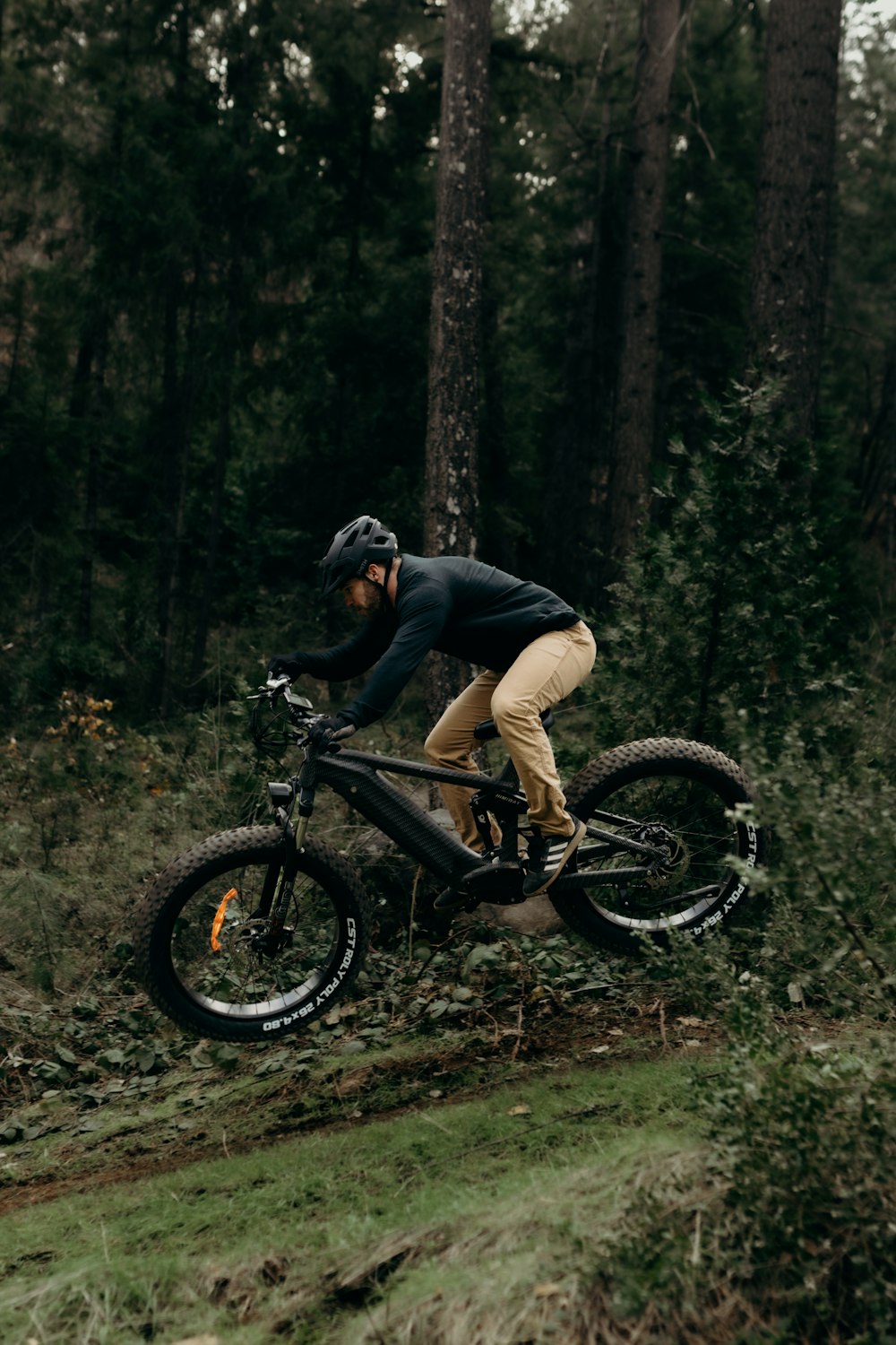 Ein Mann fährt mit dem Mountainbike einen Pfad hinunter