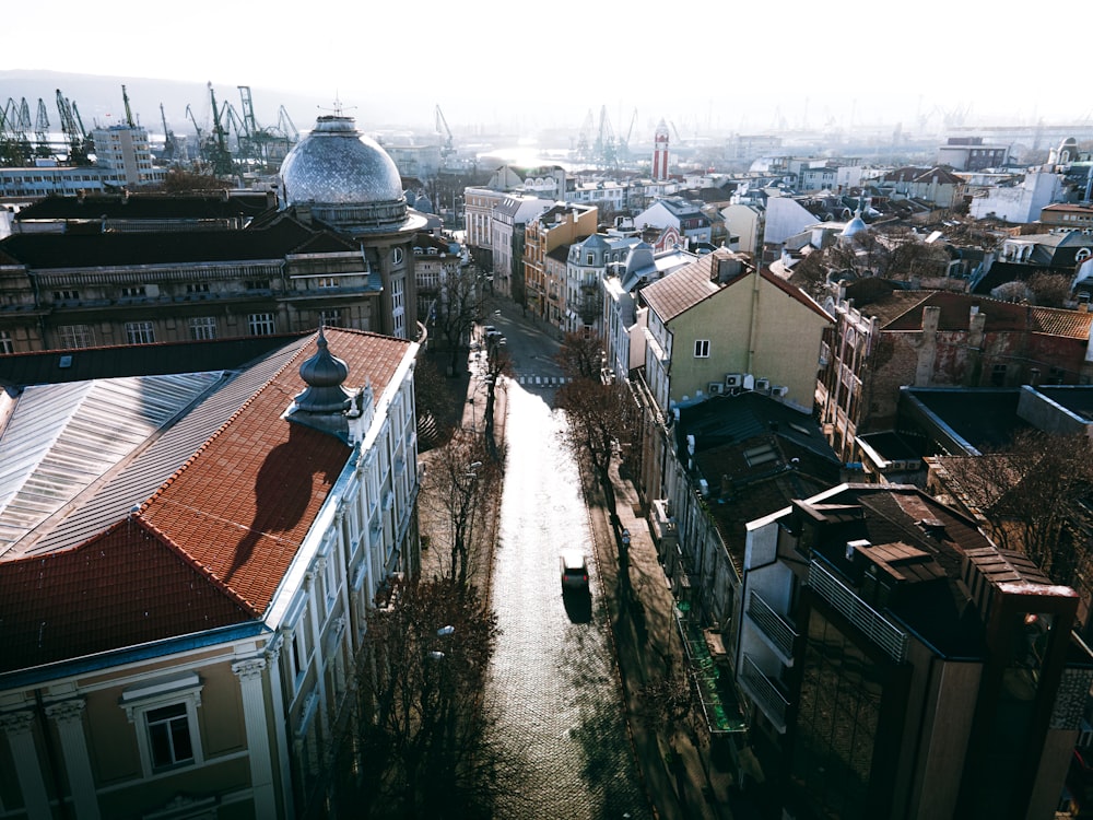 Una vista di una città da un punto di vista alto