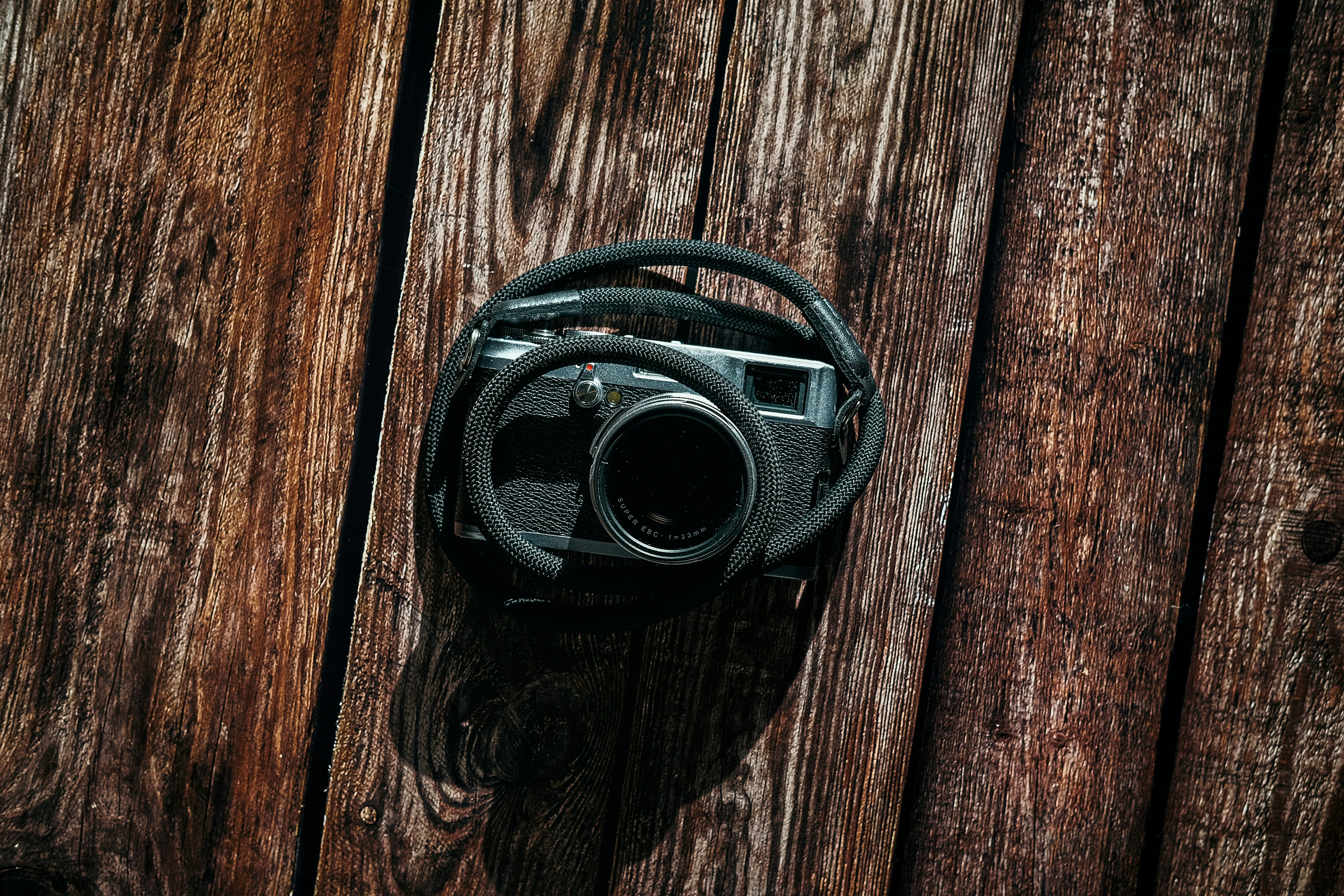 木製のテーブルの上に置かれたカメラ