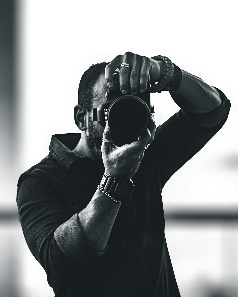 Foto Un hombre tomando una foto con una cámara – Imagen Fotógrafo gratis en  Unsplash