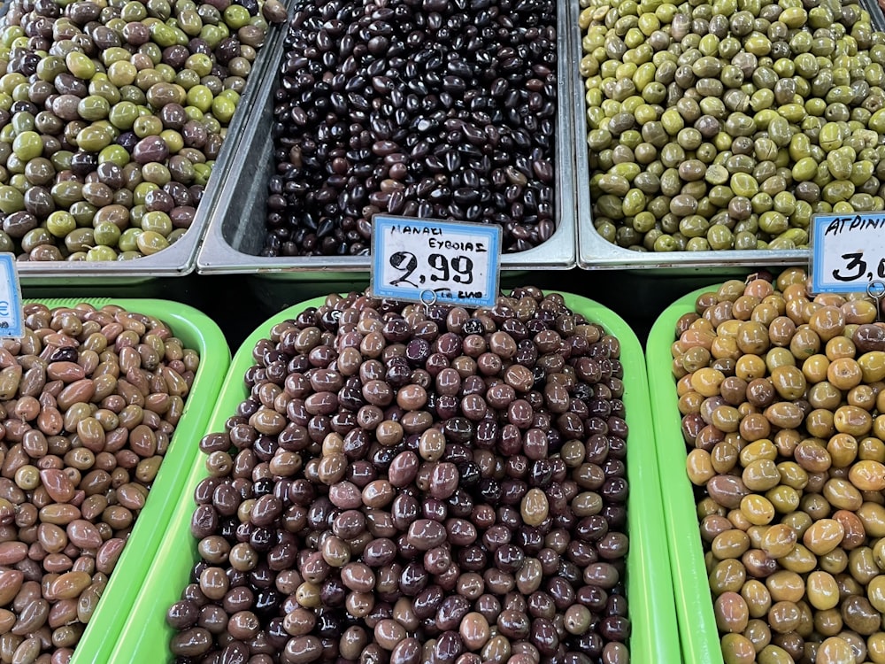 Una exhibición de aceitunas a la venta en una tienda de comestibles