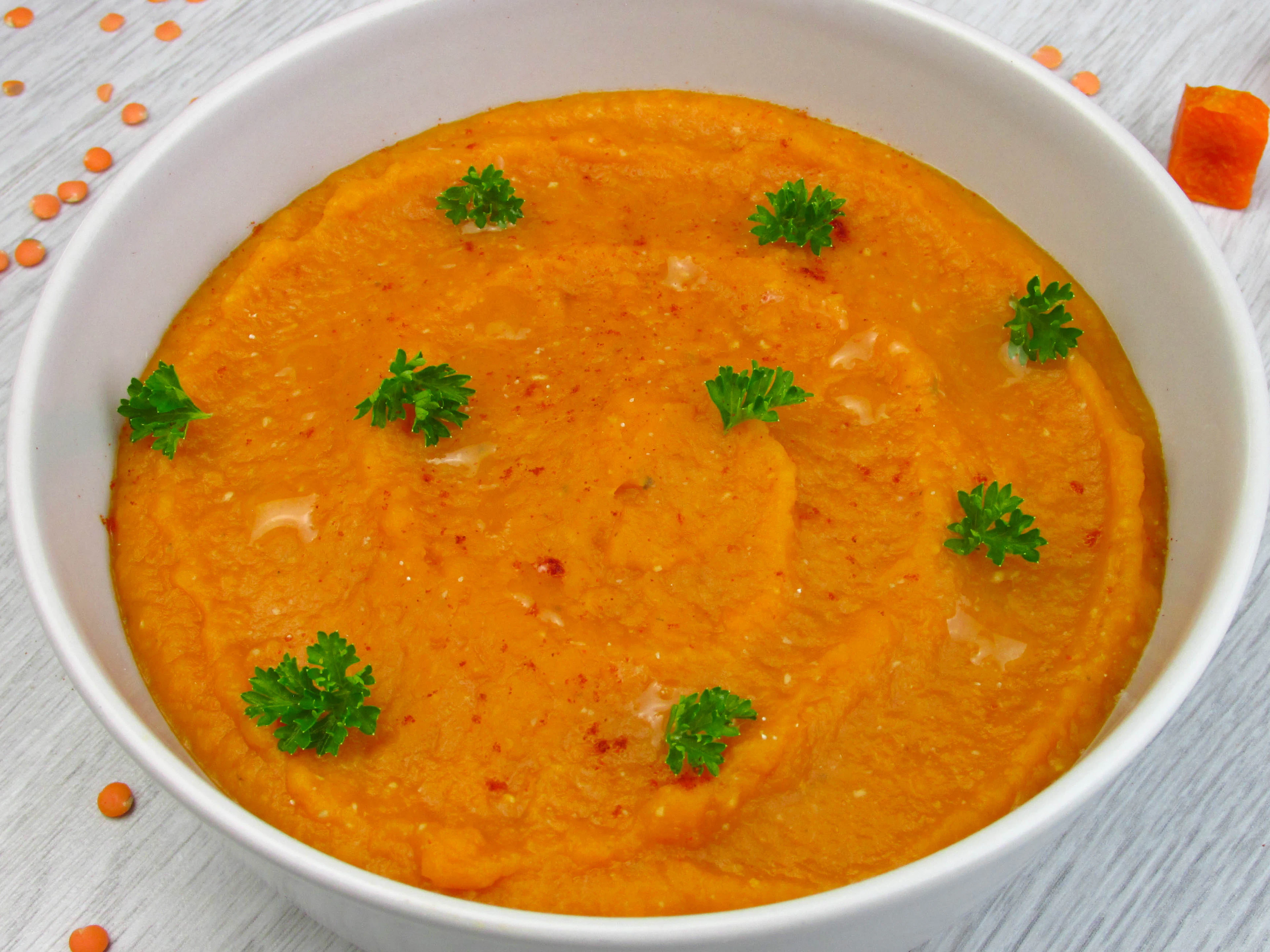 Bol de soupe orange parsemée de persil