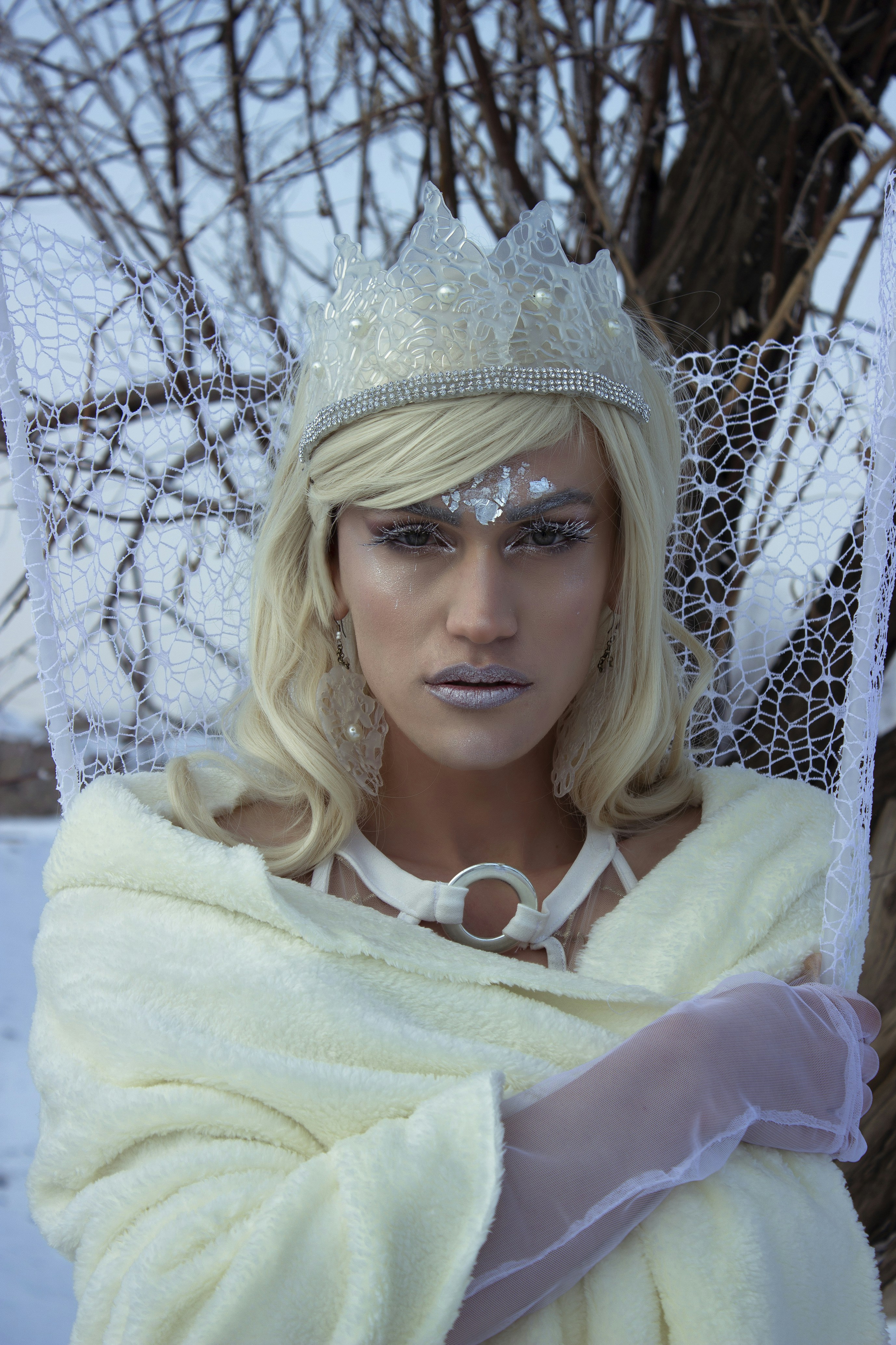 une femme vêtue d’une robe blanche et d’un diadème