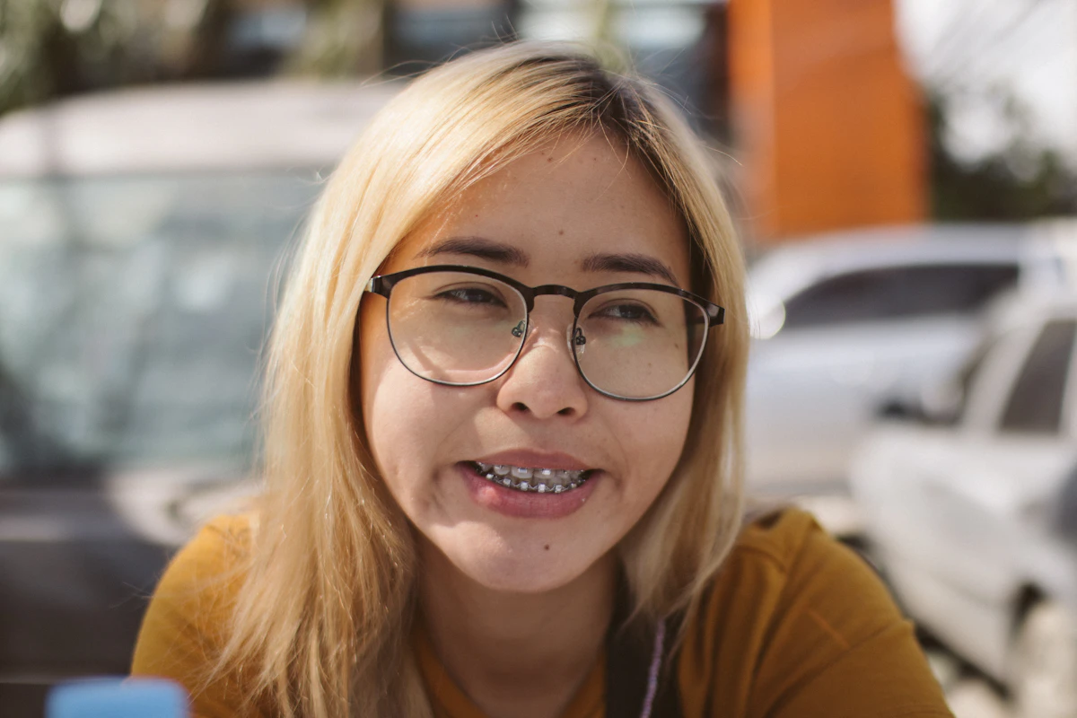 İllüstratif görsel: a woman with glasses and a smile on her face