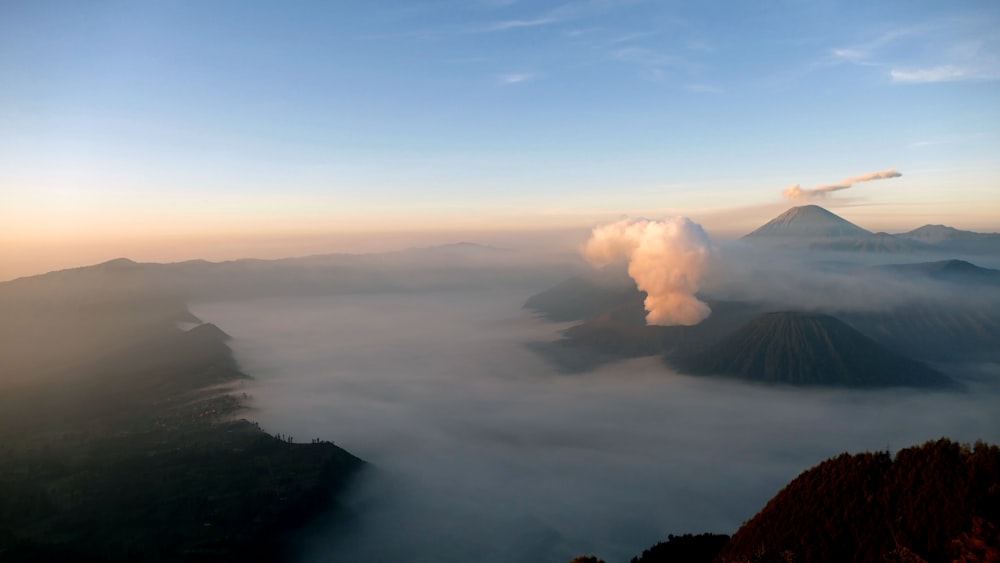 空に雲が広がる山の眺め