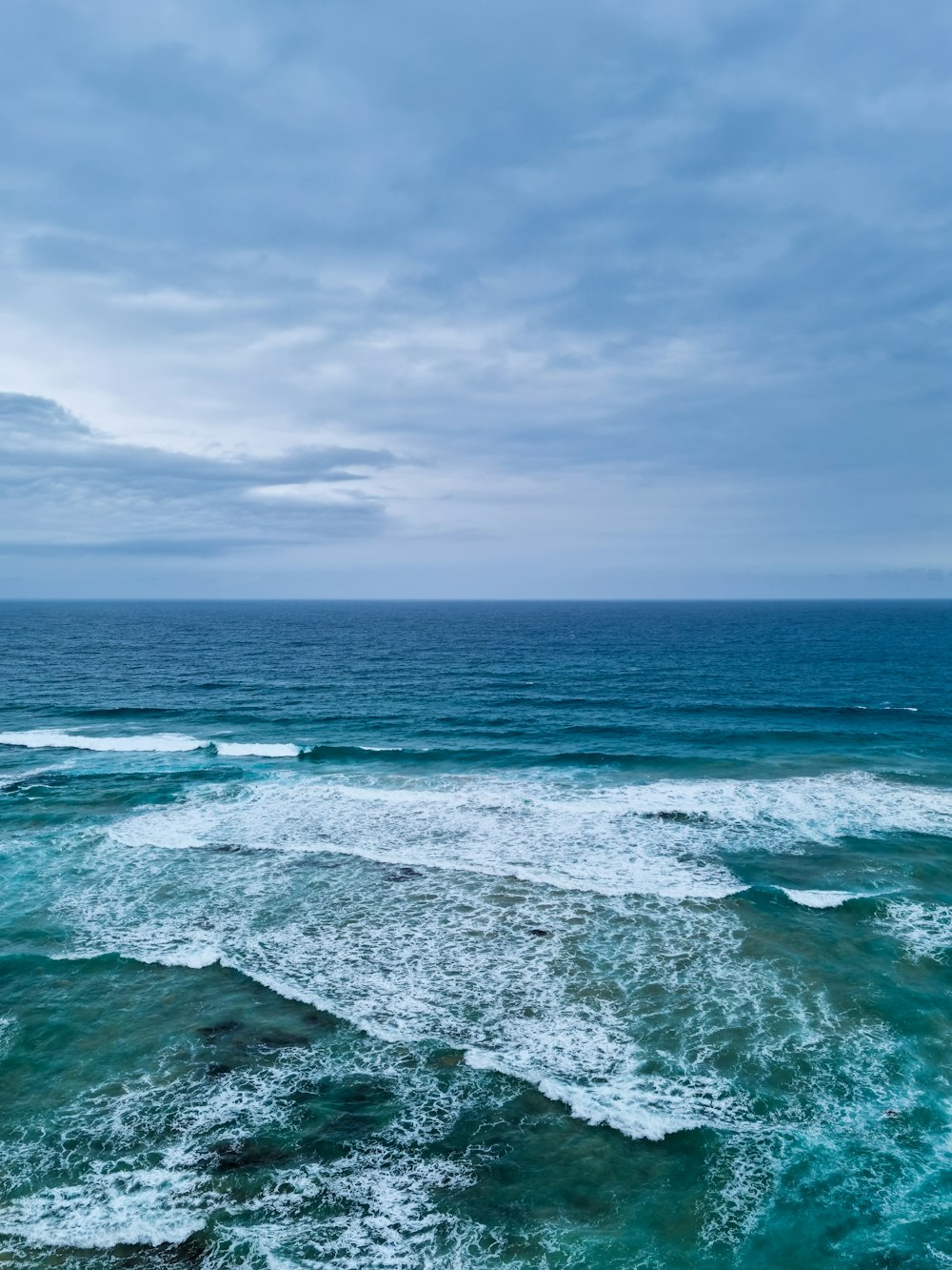 un plan d’eau avec des vagues qui entrent et en sortent