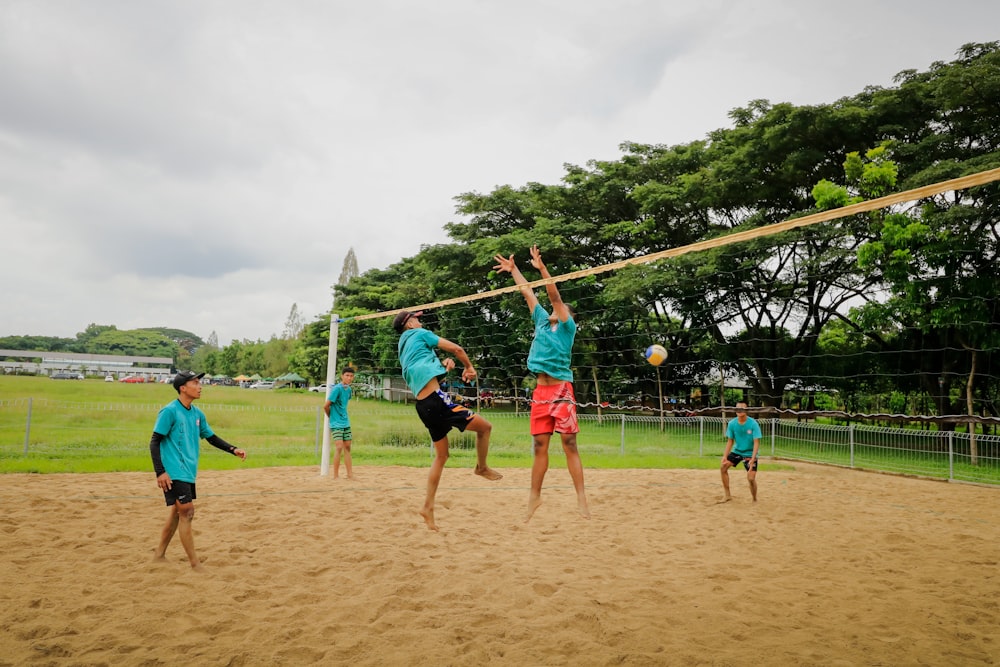 un groupe de jeunes hommes jouant au volleyball