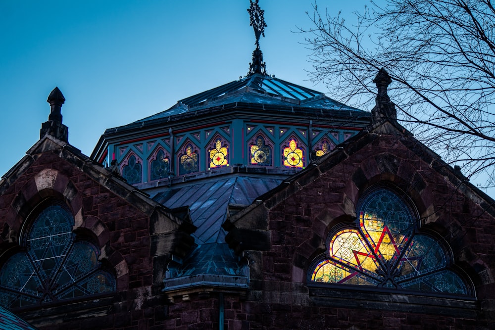 un campanario de iglesia con vidrieras y una cruz en la parte superior