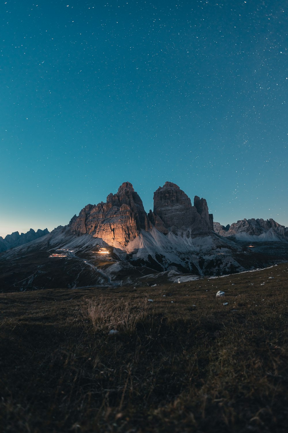 Der Nachthimmel über einer Bergkette mit Sternen am Himmel