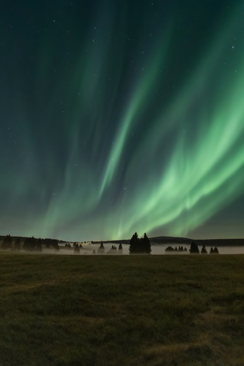 Un foro verde e blu aurora è nel cielo