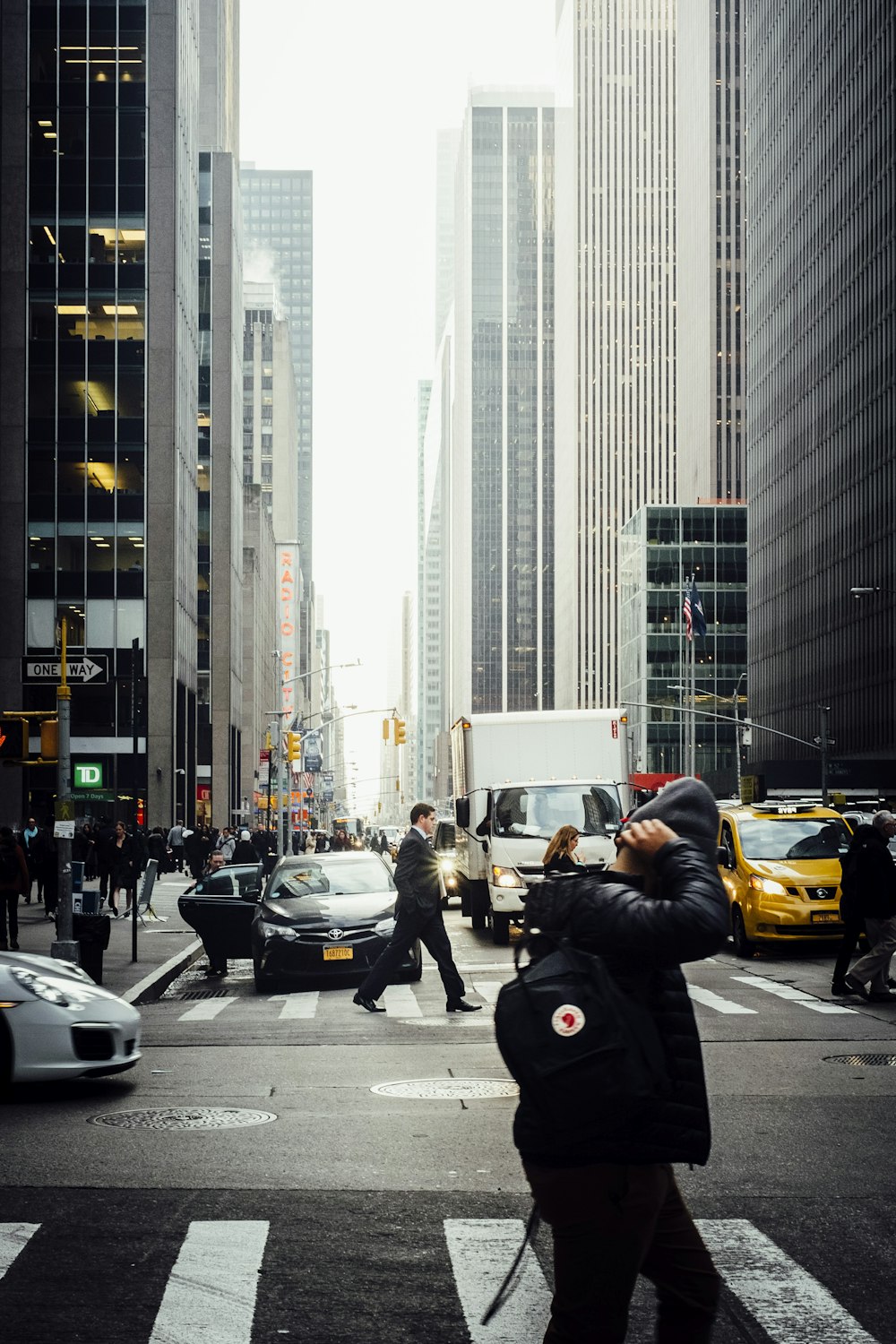 a busy city street filled with lots of traffic