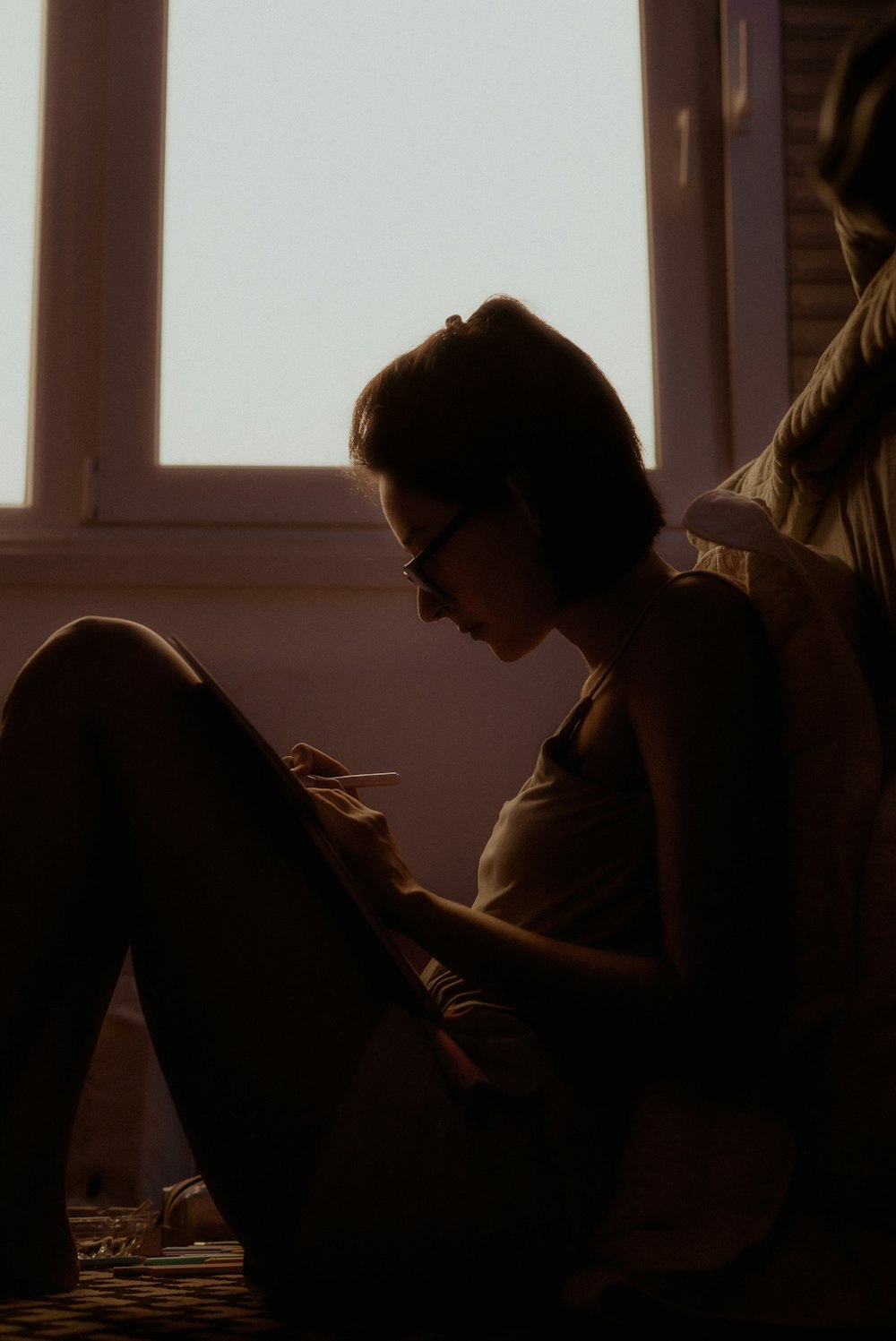 床に座って本を読む女性