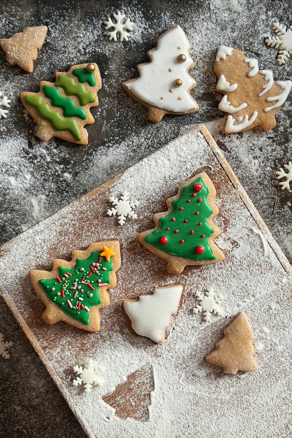 Una bandeja de galletas navideñas decoradas sobre una mesa