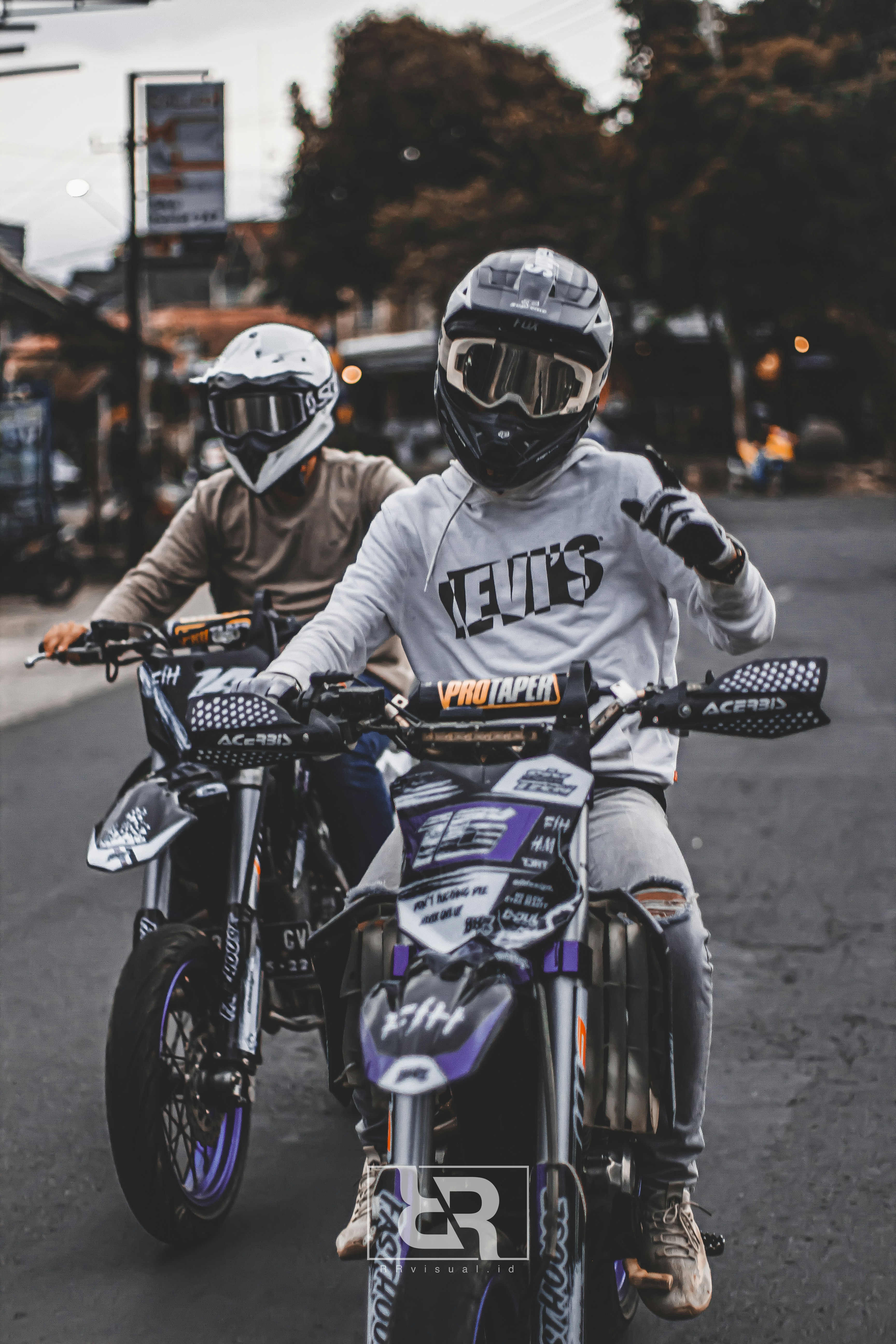A couple of people riding on the back of motorcycles photo – Free Garut ...
