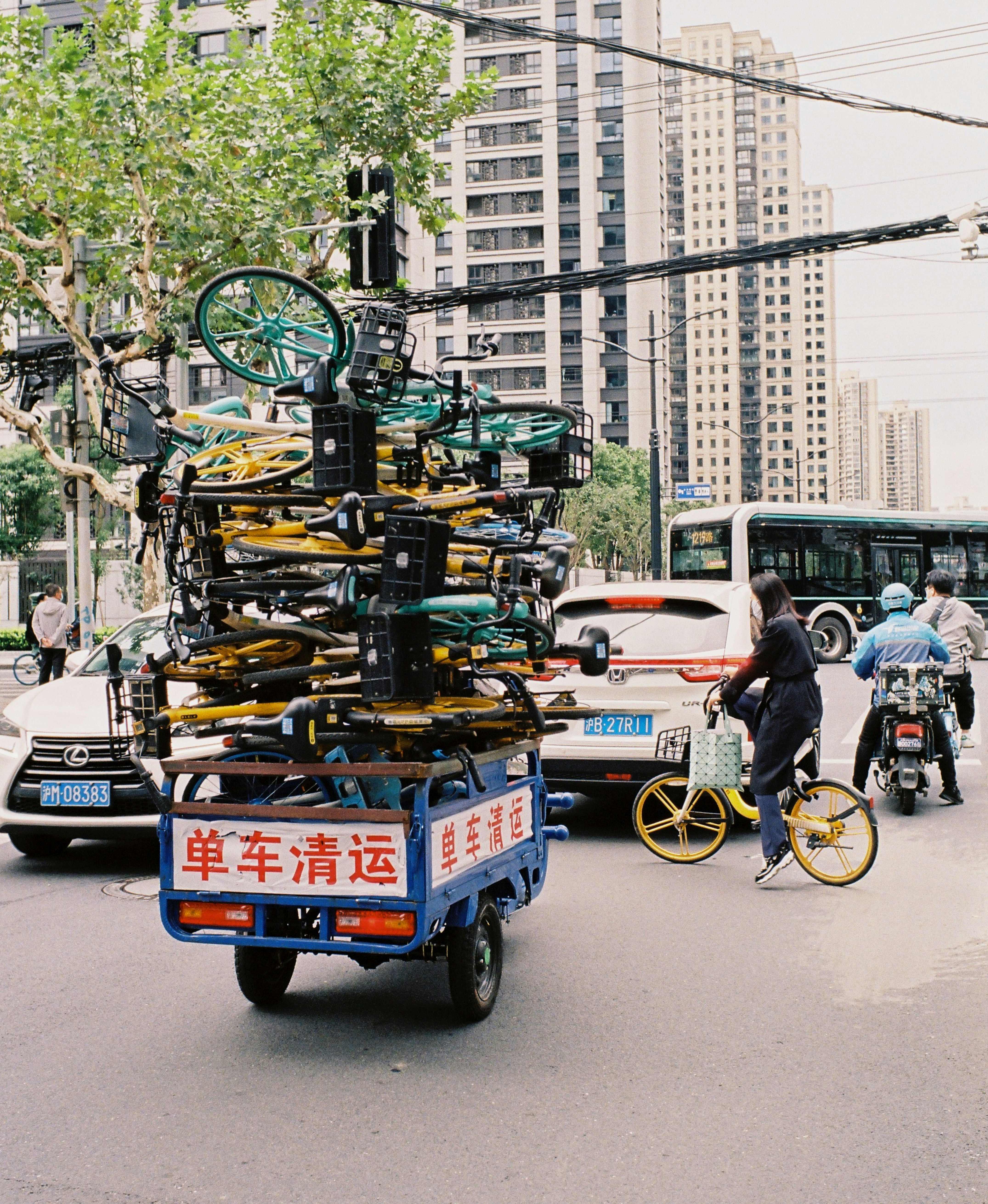 Ein Mann auf einem Fahrrad neben einem blauen Lastwagen