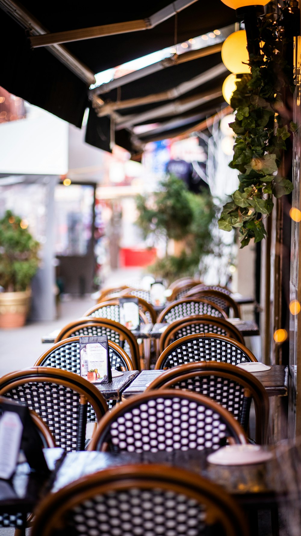 mesas e cadeiras alinhadas do lado de fora de um restaurante