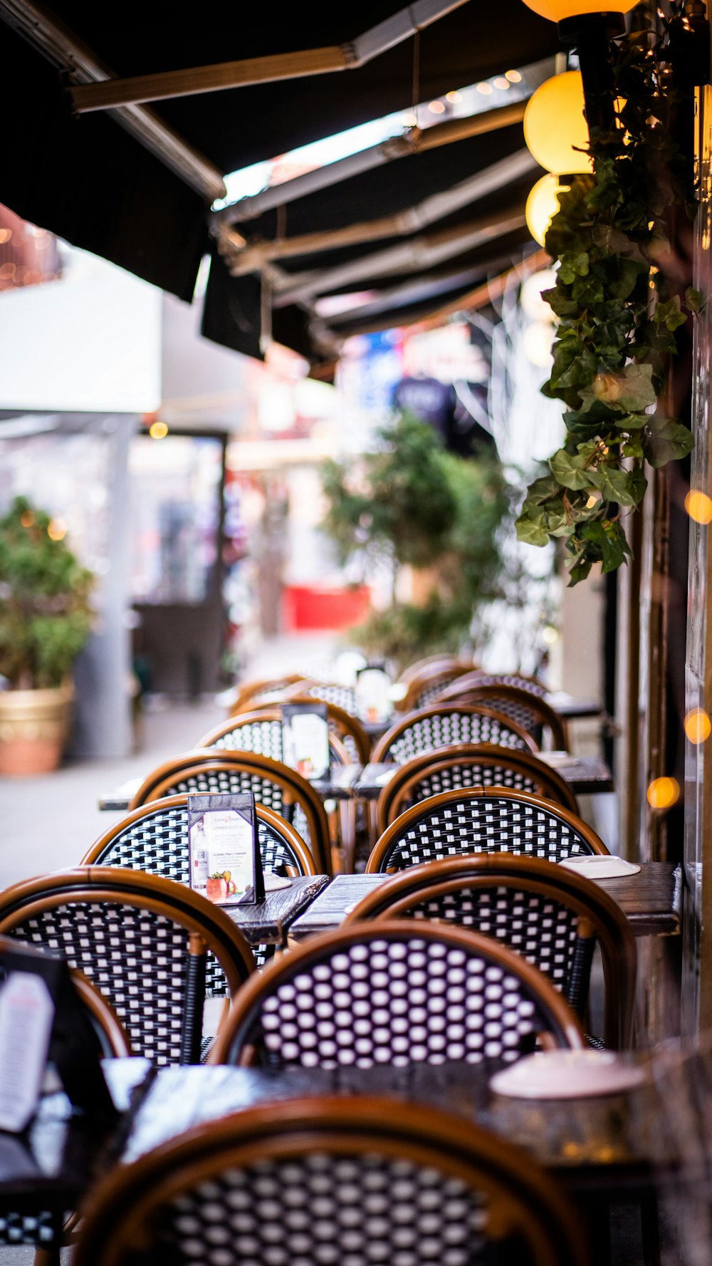 tables et chaises alignées à l’extérieur d’un restaurant