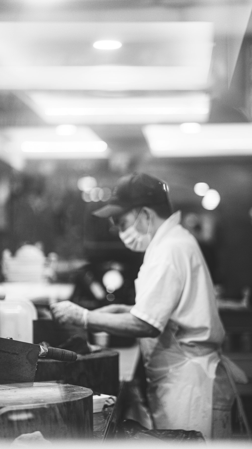 Ein Schwarz-Weiß-Foto eines Mannes, der in einem Restaurant arbeitet