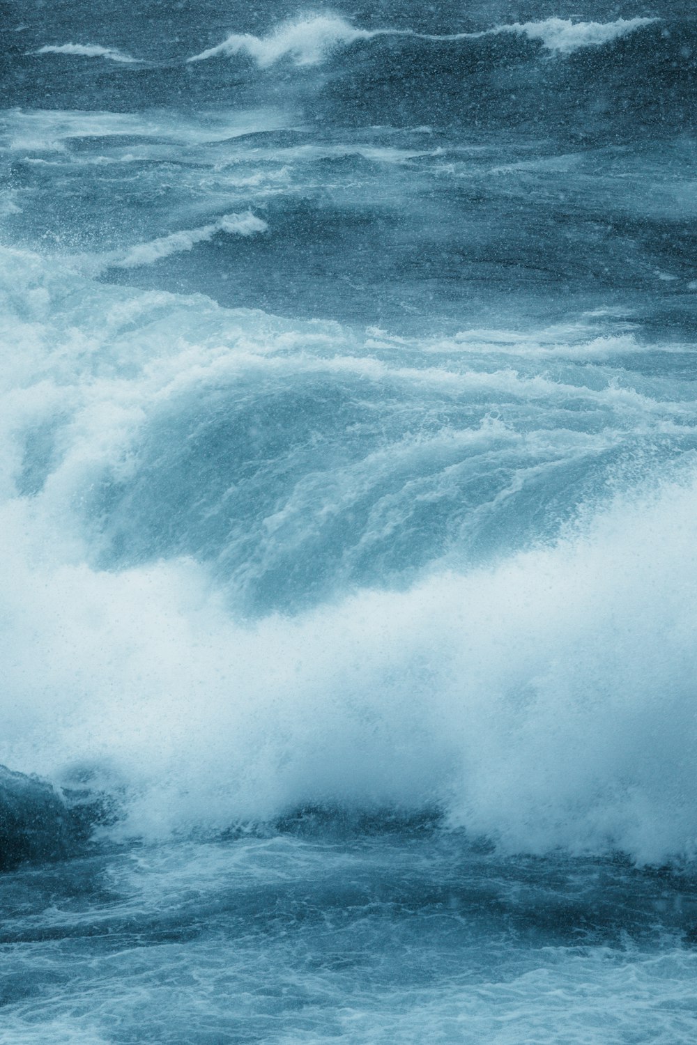 Un uomo che cavalca un'onda in cima a una tavola da surf