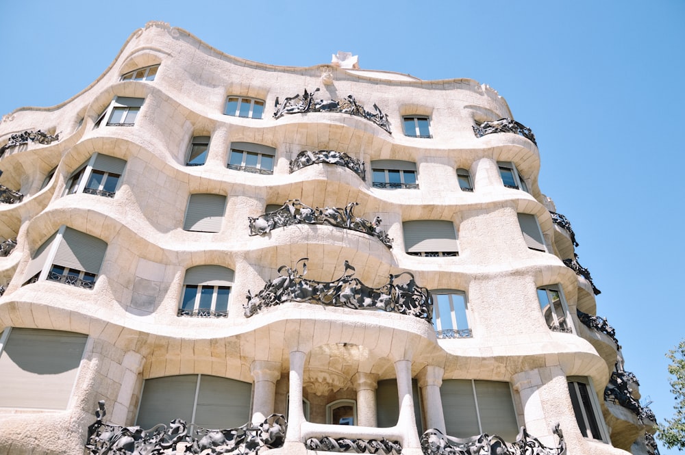 um edifício muito alto com muitas janelas