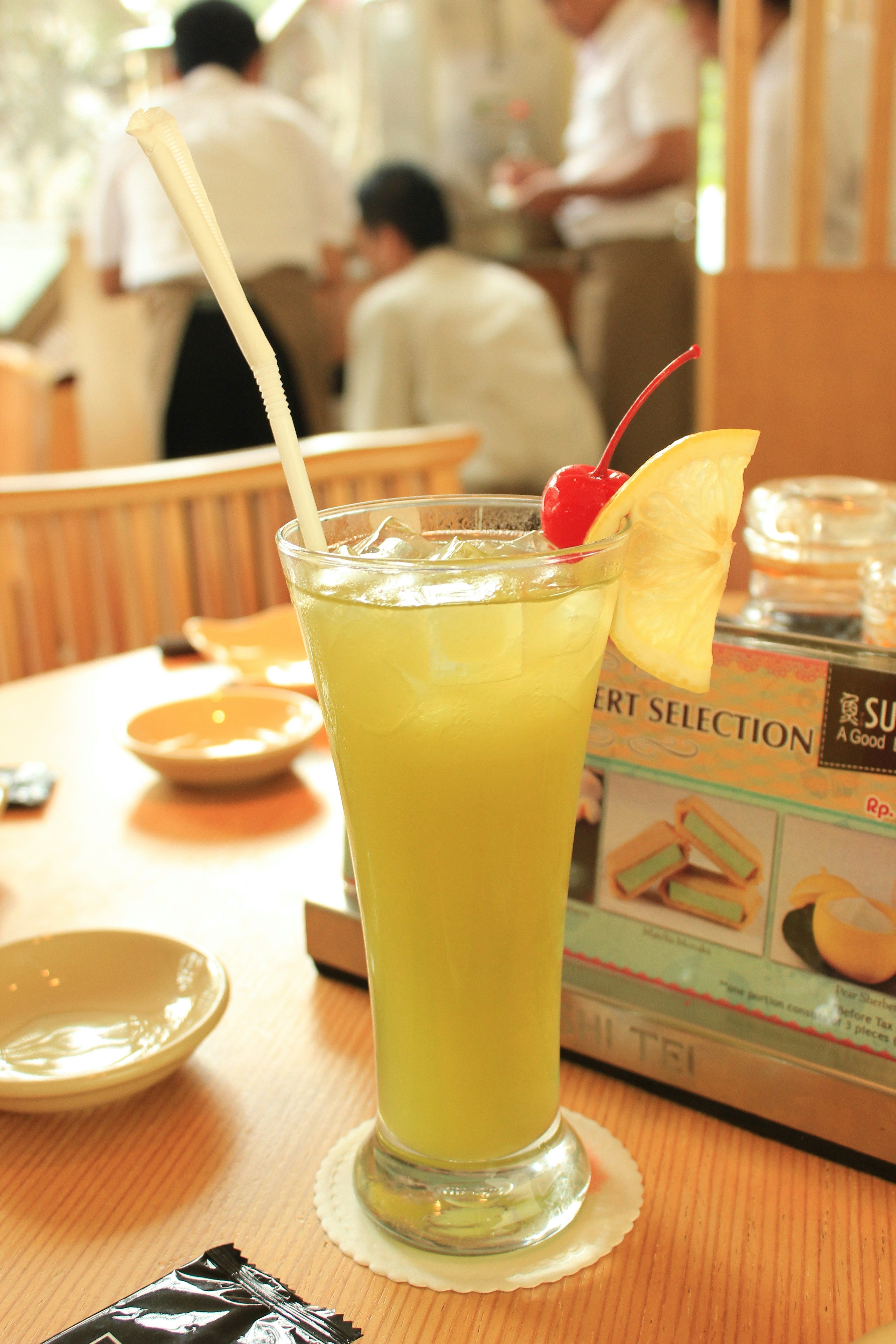 ein Glas gefüllt mit einem Getränk, das auf einem Tisch sitzt