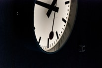 A calm, minimalistic graphic showing a clock indicating waiting time.