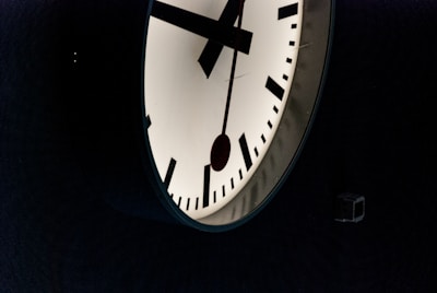 A calm, minimalistic graphic showing a clock indicating waiting time.