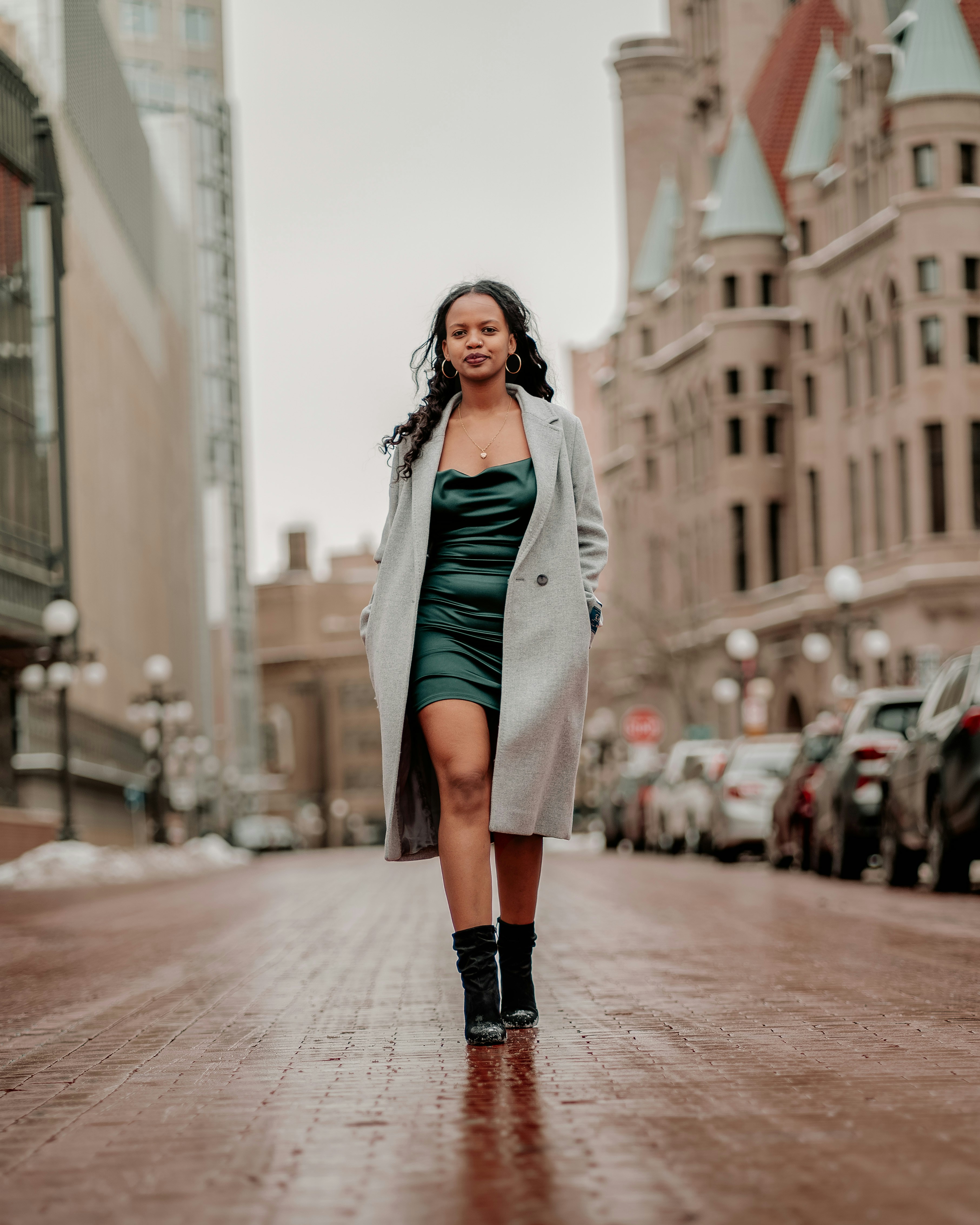 Una mujer camina por la calle con un vestido verde