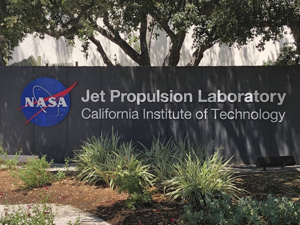 a sign for the jet propulsion laboratory in california