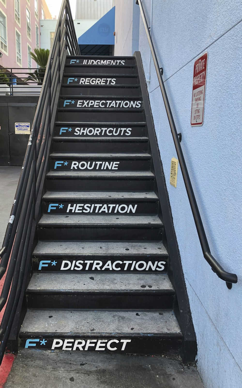 un ensemble d’escaliers avec différentes directions peintes sur eux