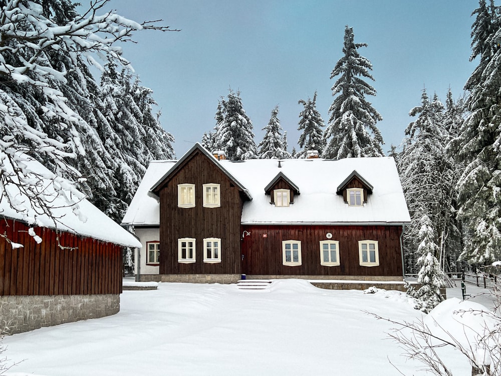 uma casa no meio de um campo nevado