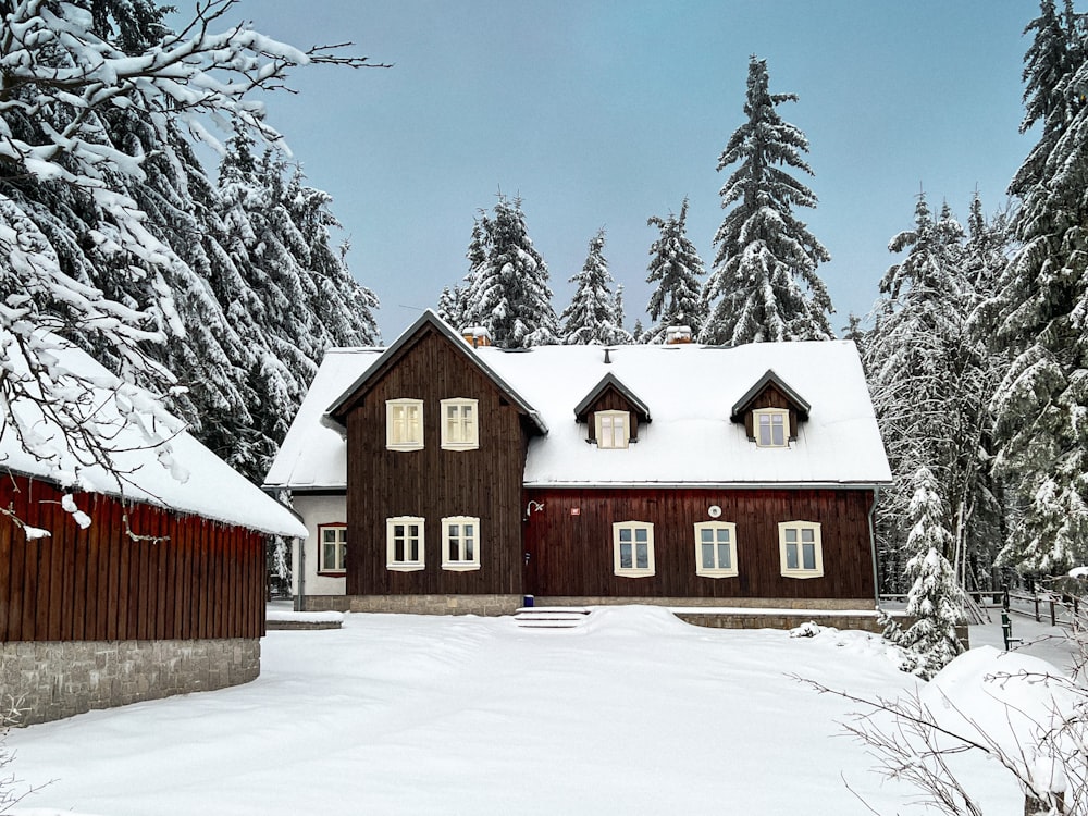 Une maison au milieu d’un champ enneigé