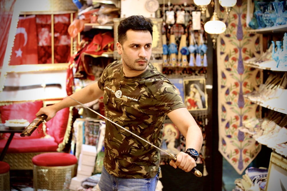 Un hombre sosteniendo una espada en una tienda